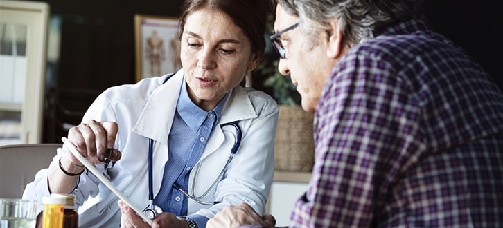 Proveedor de cuidado de la salud revisando medicamentos con un paciente